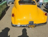Musztardowy Chevrolet z 1951 roku – kustom z wpuszczonymi reflektorami i gładkim tyłem – zdjęcie 3