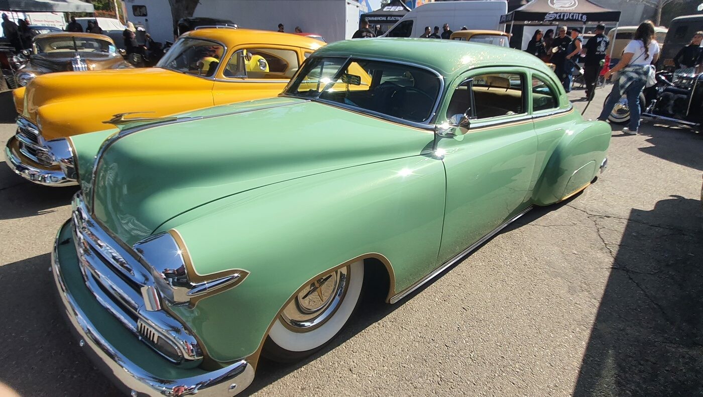 Miętowy Chevrolet z 1951 roku – „Green Bean” w pastelowej zieleni