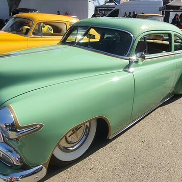 Miętowy Chevrolet z 1951 roku – „Green Bean” w pastelowej zieleni