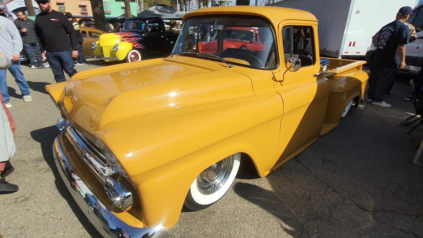 Ochrowy Chevrolet Task Force – obniżony pickup z lat 1955–57 w jednym kolorze