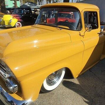 Ochrowy Chevrolet Task Force – obniżony pickup z lat 1955–57 w jednym kolorze
