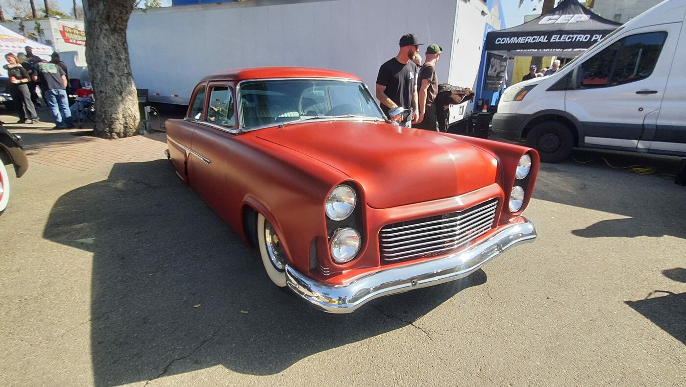 Ford z 1956 roku w matowej czerwieni – kustom w kolorze podkładu