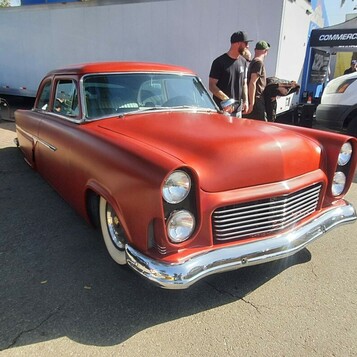 Ford z 1956 roku w matowej czerwieni – kustom w kolorze podkładu