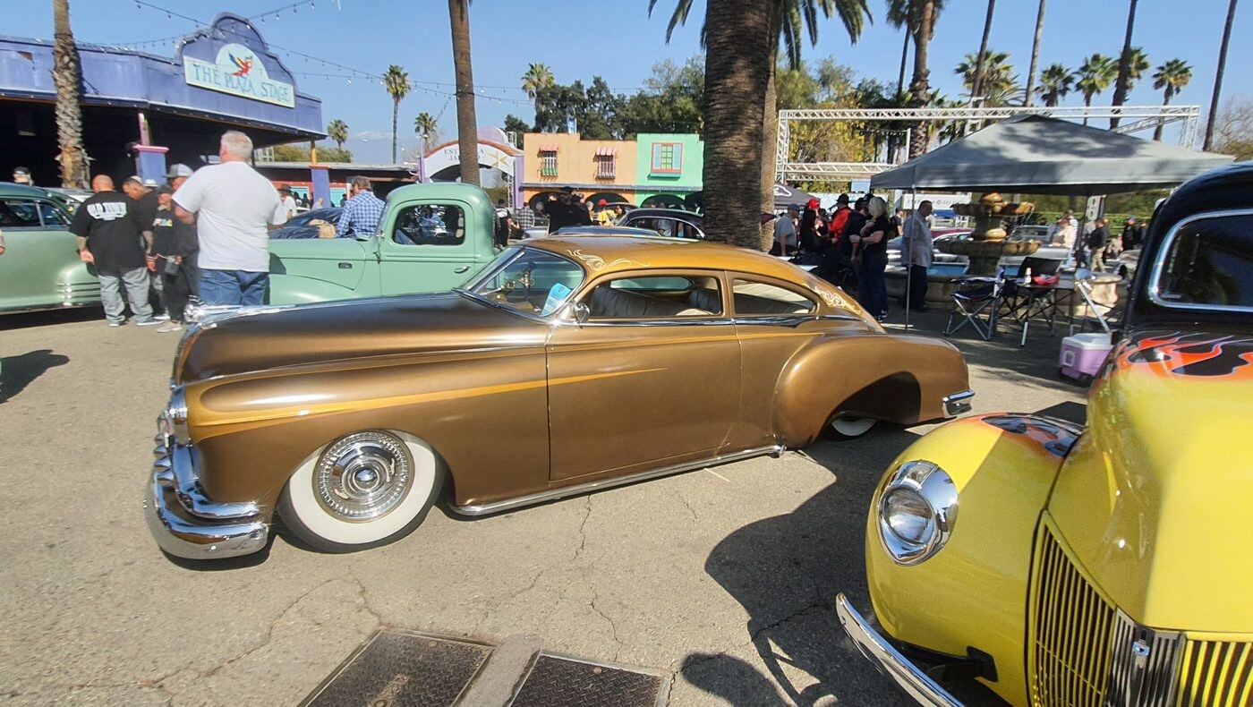 Miedziano-brązowy Chevrolet Fleetline z 1950 roku – chopped fastback w dwóch kolorach