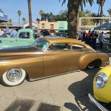 Miedziano-brązowy Chevrolet Fleetline z 1950 roku – chopped fastback w dwóch kolorach