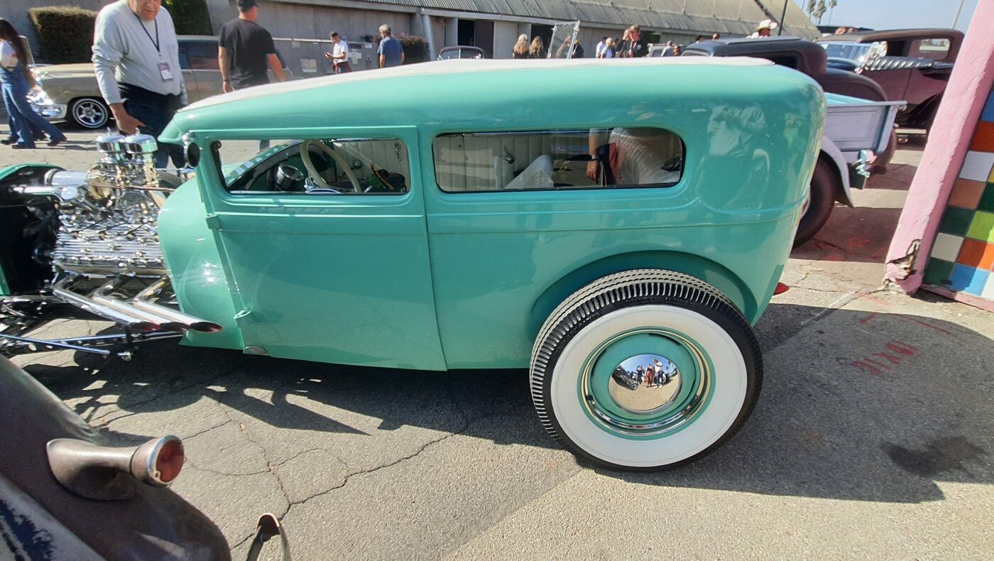 Turkusowy Ford Model A Tudor – hot rod z chromowanym silnikiem na widoku