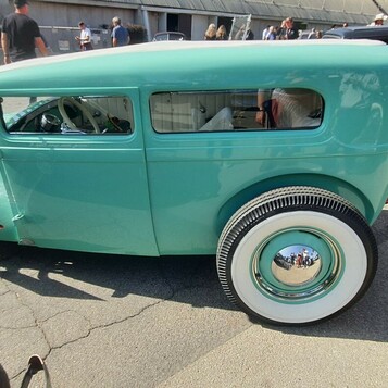 Turkusowy Ford Model A Tudor – hot rod z chromowanym silnikiem na widoku