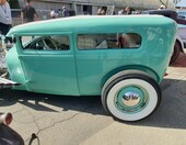 Turkusowy Ford Model A Tudor – hot rod z chromowanym silnikiem na widoku – zdjęcie 1