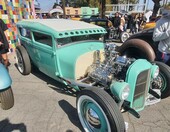Turkusowy Ford Model A Tudor – hot rod z chromowanym silnikiem na widoku – zdjęcie 2