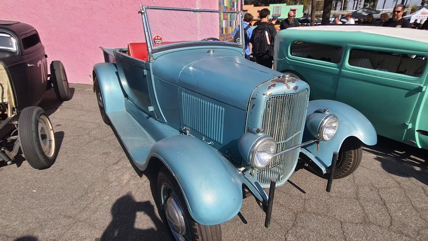 Błękitny Ford Model A roadster – przedwojenny klasyk w pełnych błotnikach