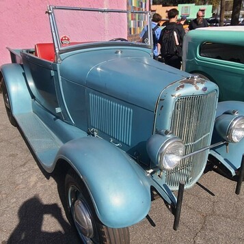 Błękitny Ford Model A roadster – przedwojenny klasyk w pełnych błotnikach