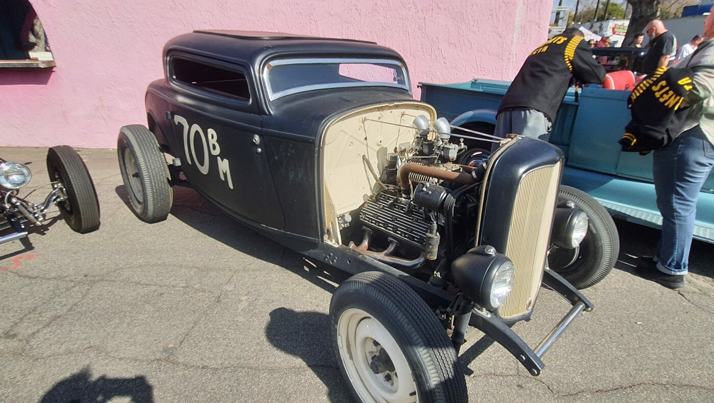 Ford 3-window coupe z 1932 roku w stylu rat rod – numer 70 i silnik bez osłon