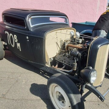 Ford 3-window coupe z 1932 roku w stylu rat rod – numer 70 i silnik bez osłon