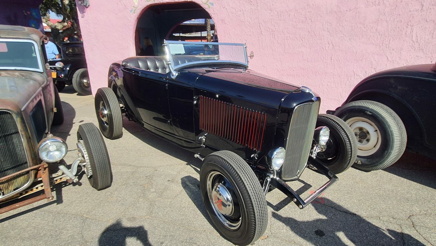 Granatowy Ford roadster z 1932 roku – Deuce highboy z czerwonym wnętrzem