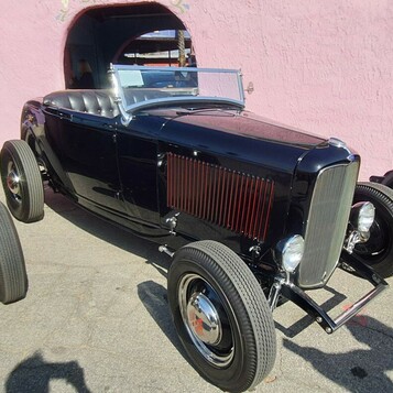 Granatowy Ford roadster z 1932 roku – Deuce highboy z czerwonym wnętrzem