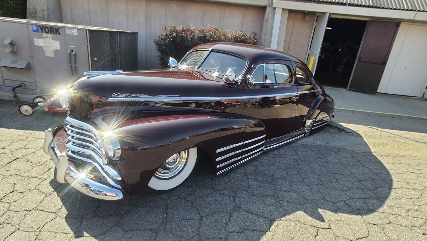 Chevrolet Fleetline z 1948 roku w czarnej wiśni – fastback z chromowanymi listwami