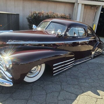 Chevrolet Fleetline z 1948 roku w czarnej wiśni – fastback z chromowanymi listwami