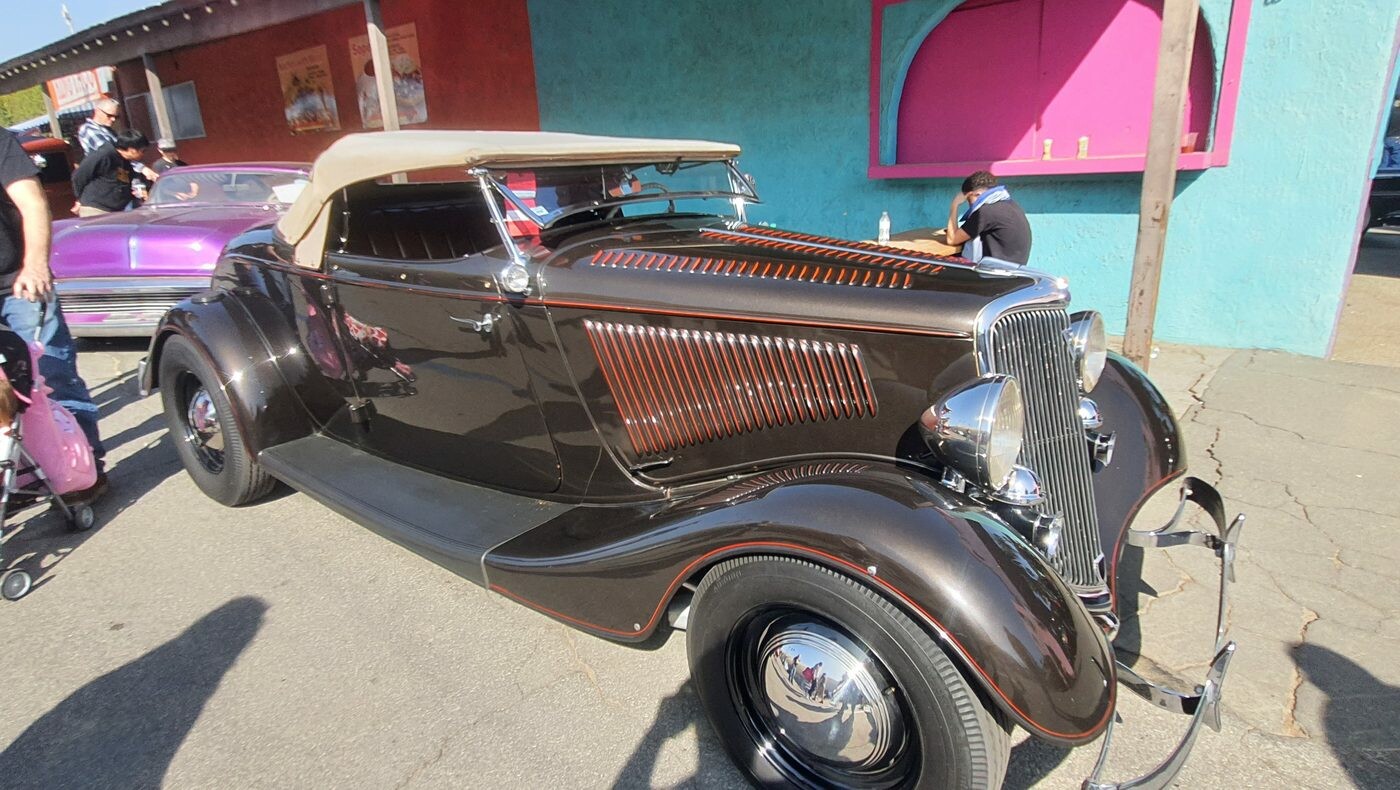 Brązowy Ford roadster z 1934 roku – przedwojenny kabriolet z beżowym dachem