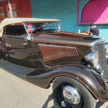 Brązowy Ford roadster z 1934 roku – przedwojenny kabriolet z beżowym dachem