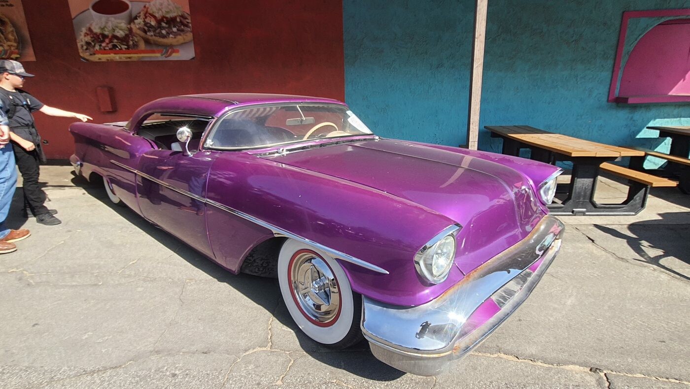 Purpurowy Oldsmobile z połowy lat 50. – candy kustom z szeroką chromowaną atrapą