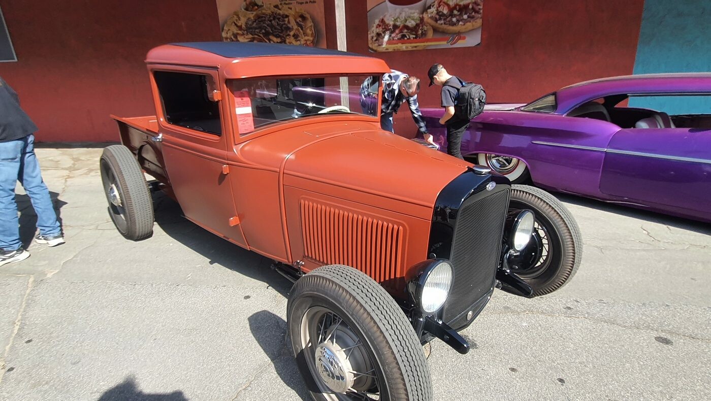 Pomarańczowy Ford Model A pickup – hot rod użytkowy bez błotników
