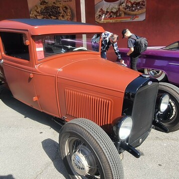 Pomarańczowy Ford Model A pickup – hot rod użytkowy bez błotników