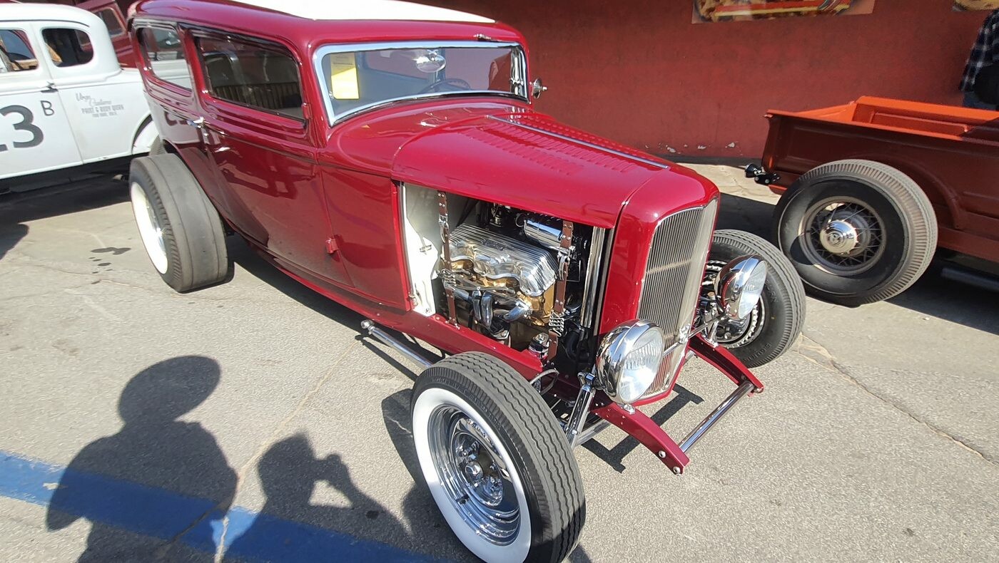Bordowy Ford sedan z 1932 roku – hot rod z chromowanym silnikiem na wierzchu