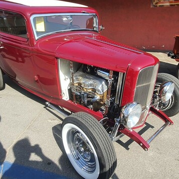 Bordowy Ford sedan z 1932 roku – hot rod z chromowanym silnikiem na wierzchu