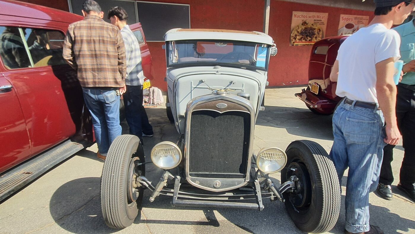 Srebrny Ford Model A w primerze – hot rod w budowie na zlocie