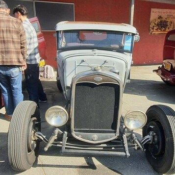 Srebrny Ford Model A w primerze – hot rod w budowie na zlocie