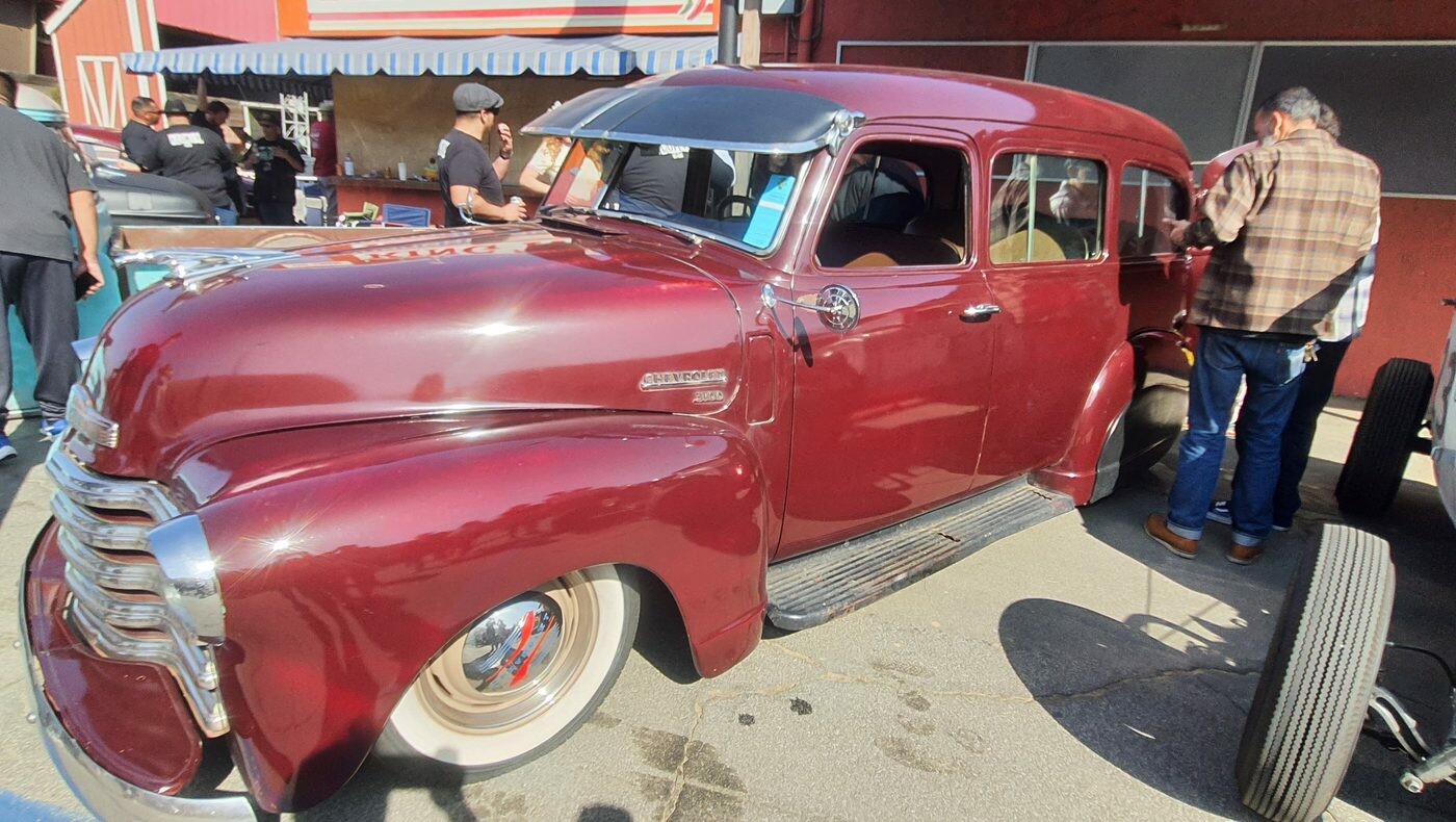 Bordowy Chevrolet Advance Design z daszkiem – pickup z lat 50. w wersji deluxe