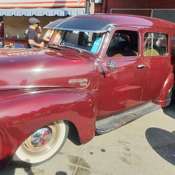 Bordowy Chevrolet Advance Design z daszkiem – pickup z lat 50. w wersji deluxe