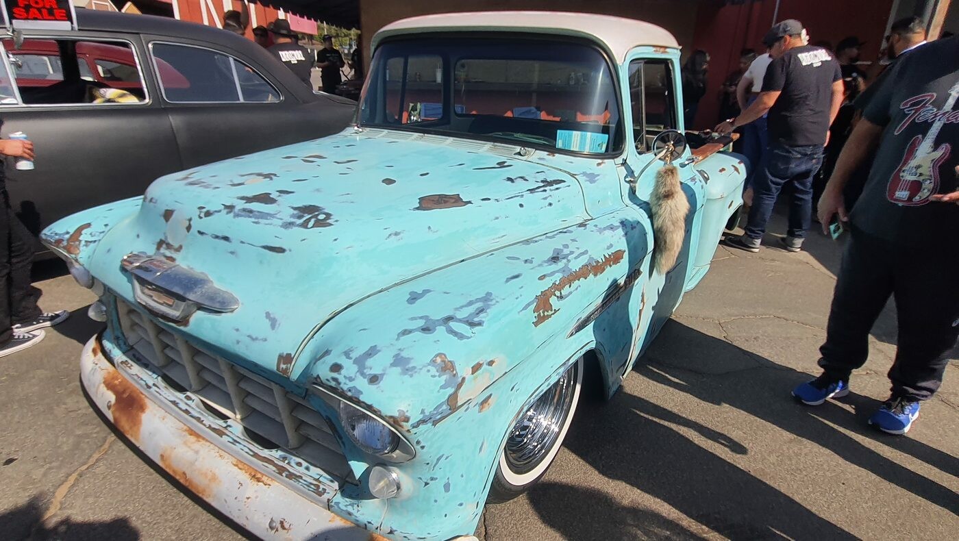 Turkusowy Chevrolet Task Force w patynie – pickup z lat 50. z przetartym lakierem