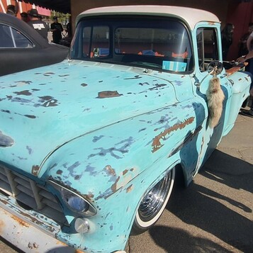 Turkusowy Chevrolet Task Force w patynie – pickup z lat 50. z przetartym lakierem