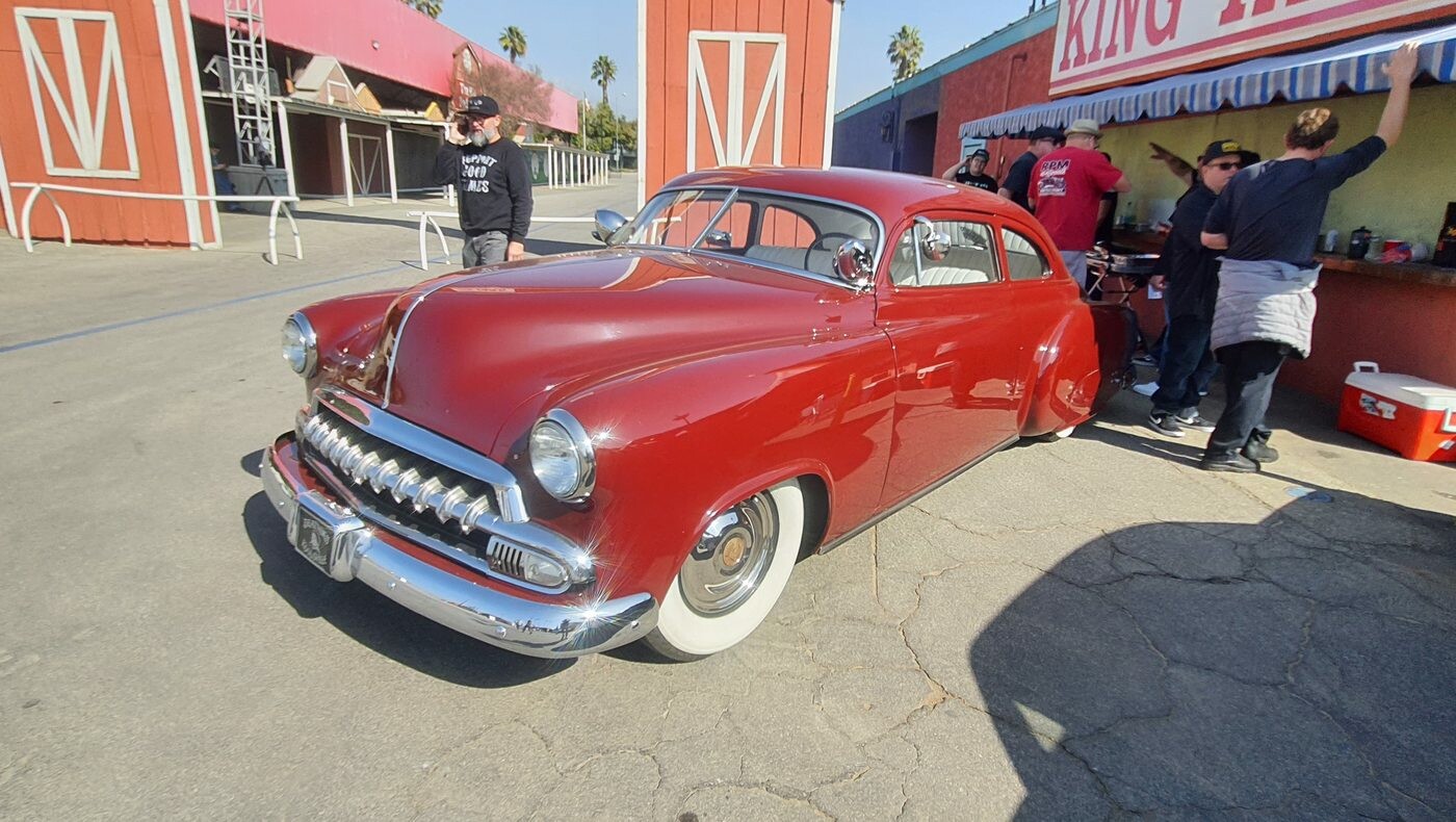 Czerwony Chevrolet Styleline z 1951 roku – lowrider z zębatą atrapą