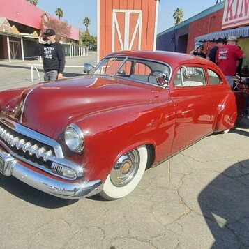 Czerwony Chevrolet Styleline z 1951 roku – lowrider z zębatą atrapą