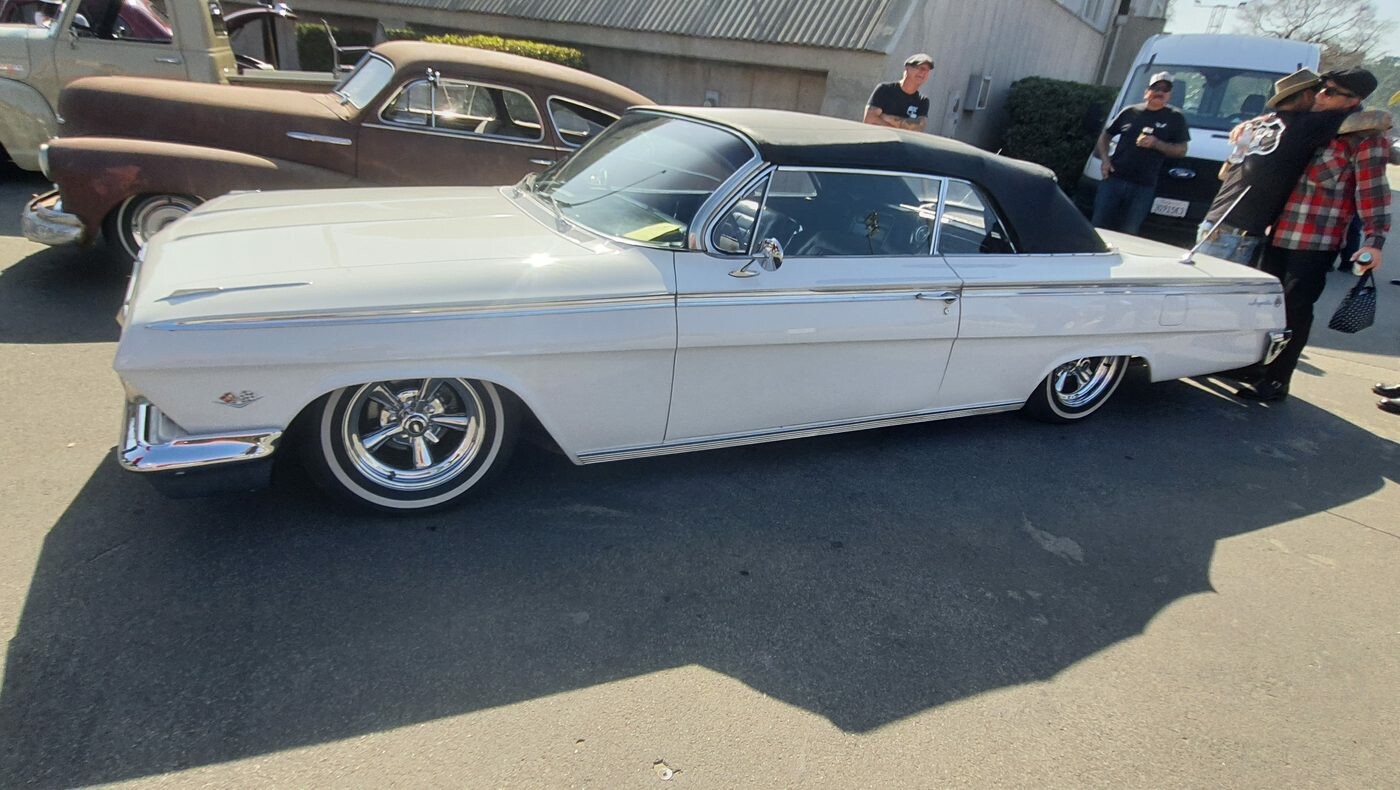 Biały Chevrolet Impala kabriolet z 1962 roku – klasyk na pięcioramiennych felgach