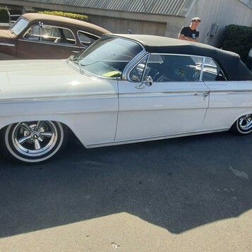 Biały Chevrolet Impala kabriolet z 1962 roku – klasyk na pięcioramiennych felgach