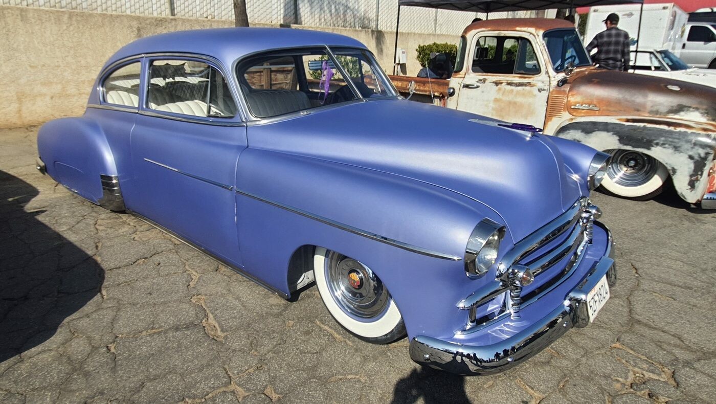Lawendowy Chevrolet Fleetline z 1950 roku – fastback w pastelowym fiolecie