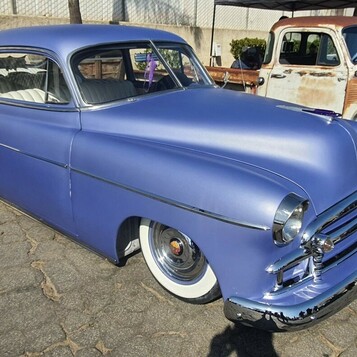 Lawendowy Chevrolet Fleetline z 1950 roku – fastback w pastelowym fiolecie
