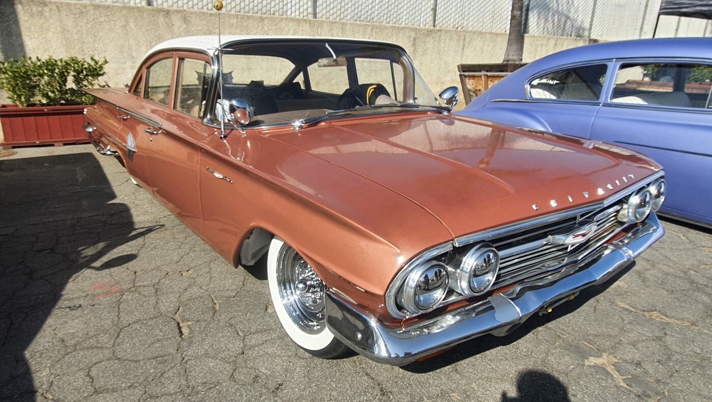 Miedziany Chevrolet z 1960 roku – Impala sedan na białych ściankach