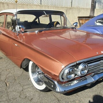 Miedziany Chevrolet z 1960 roku – Impala sedan na białych ściankach