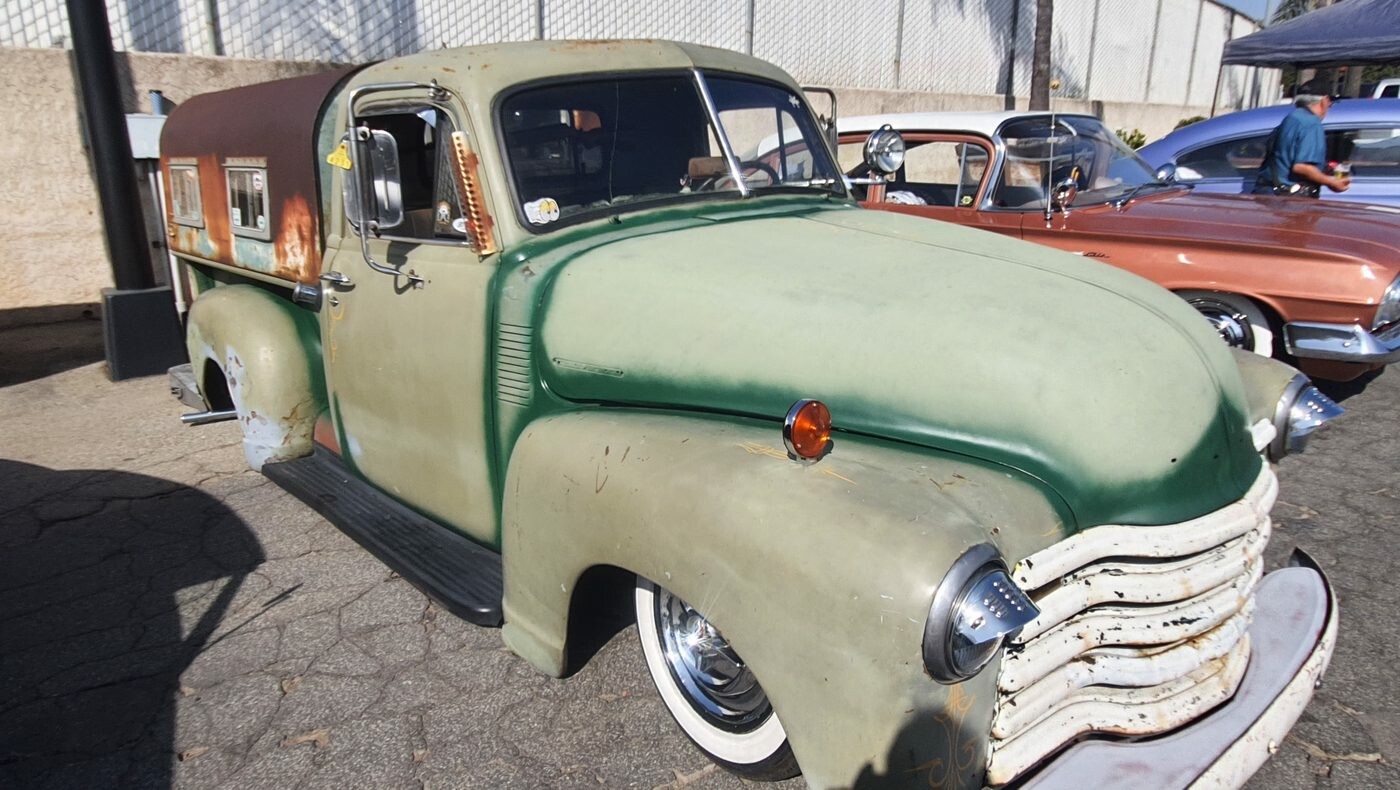 Chevrolet Advance Design w zielono-brązowej patynie – pickup z lat 50. bez retuszu