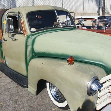 Chevrolet Advance Design w zielono-brązowej patynie – pickup z lat 50. bez retuszu