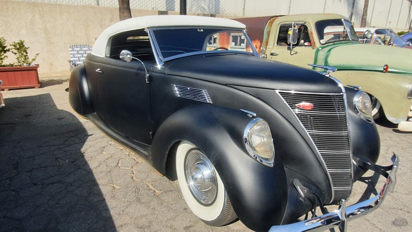 Matowy czarny Ford kabriolet z 1937 roku – biały dach i chromowana atrapa w kształcie serca