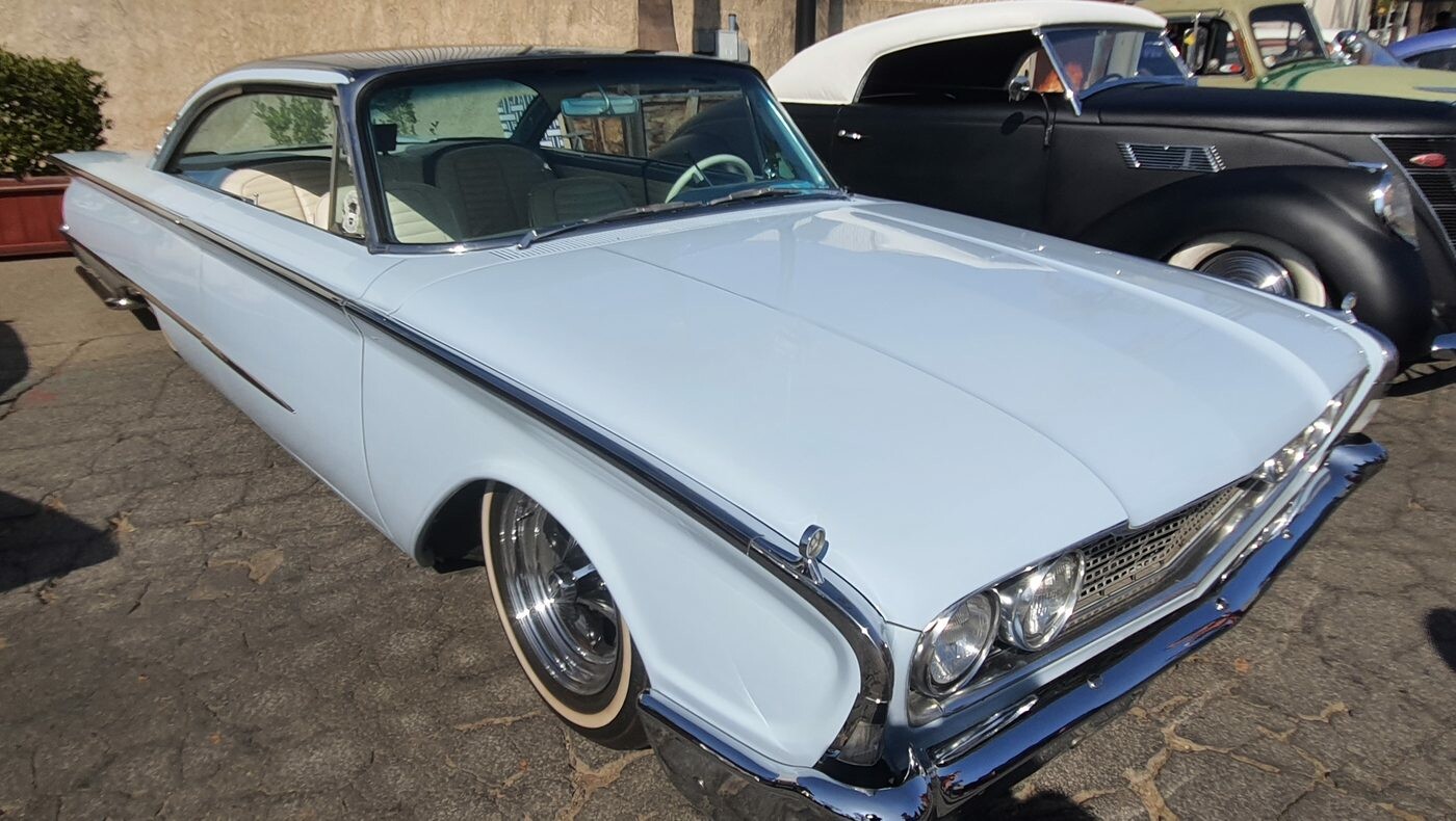 Biały Ford Galaxie z 1960 roku – hardtop z poziomymi płetwami na białych ściankach