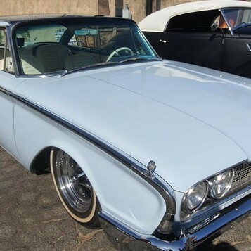 Biały Ford Galaxie z 1960 roku – hardtop z poziomymi płetwami na białych ściankach