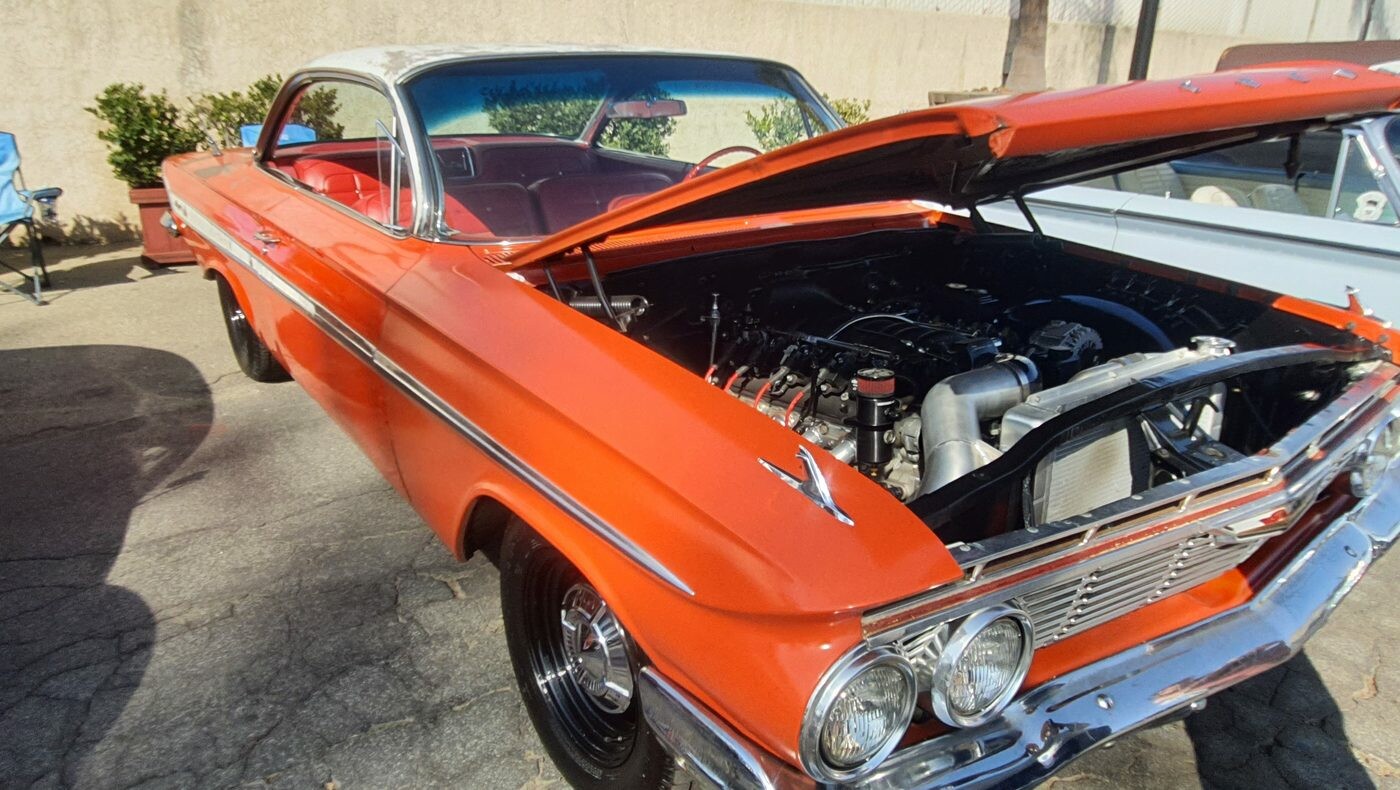 Pomarańczowy Chevrolet Impala z 1961 roku – klasyk z nowoczesnym silnikiem pod maską