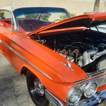 Pomarańczowy Chevrolet Impala z 1961 roku – klasyk z nowoczesnym silnikiem pod maską