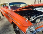 Pomarańczowy Chevrolet Impala z 1961 roku – klasyk z nowoczesnym silnikiem pod maską – zdjęcie 1